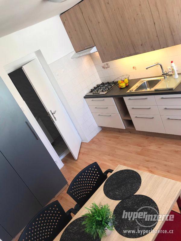 Byt 1+1 30m2 po rekonstrukci s luxusním nábytkem - foto 10