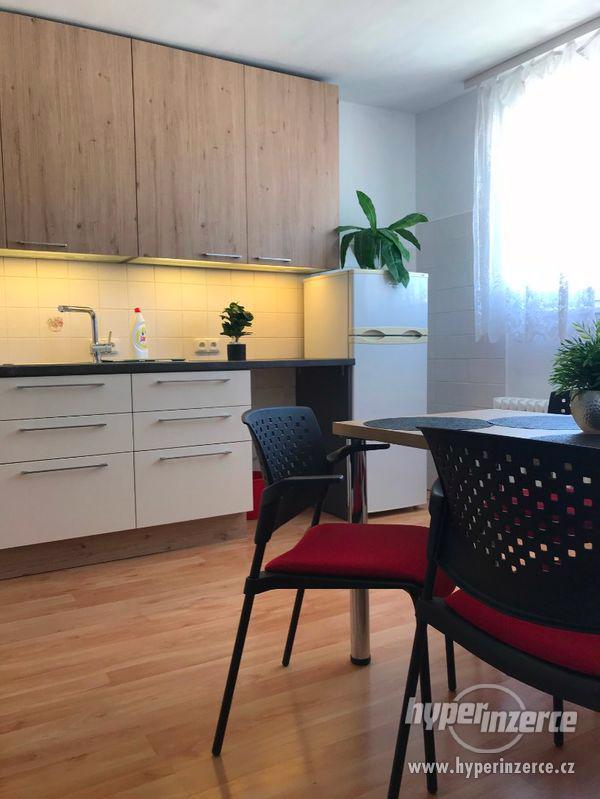 Byt 1+1 30m2 po rekonstrukci s luxusním nábytkem - foto 13