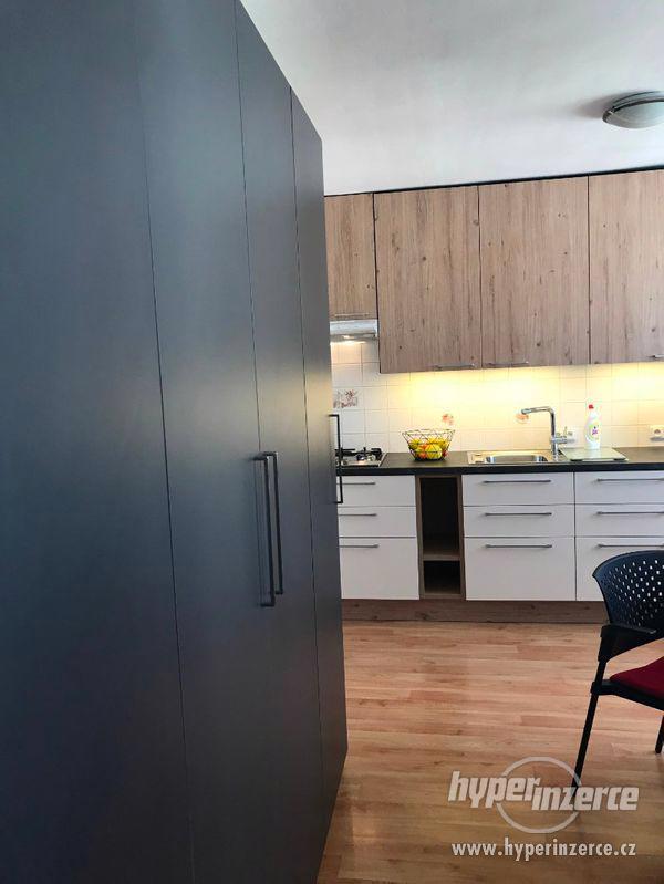 Byt 1+1 30m2 po rekonstrukci s luxusním nábytkem - foto 15