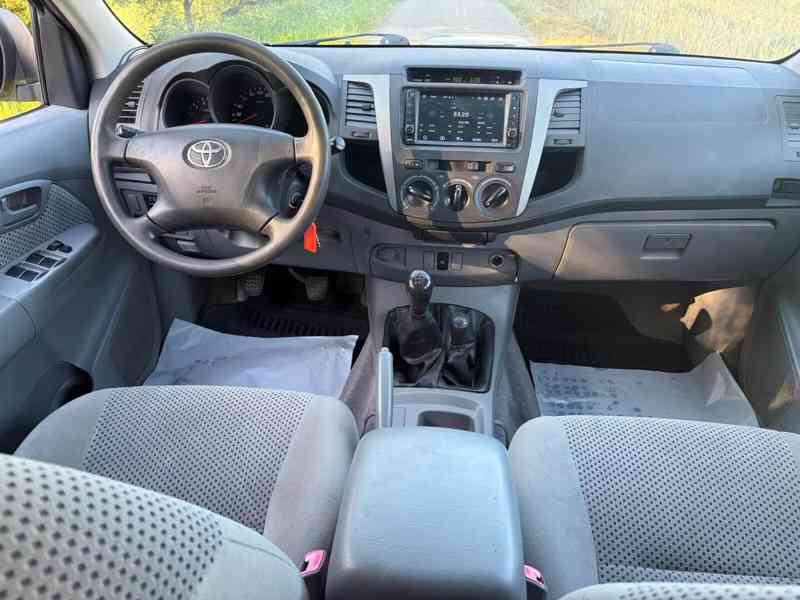Toyota Hilux 3.0 D4D Sol 4x4 126kw - foto 4