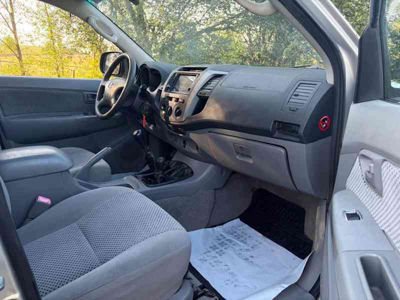 Toyota Hilux 3.0 D4D Sol 4x4 126kw - foto 6