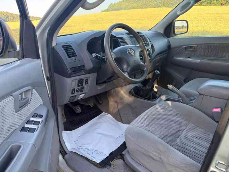 Toyota Hilux 3.0 D4D Sol 4x4 126kw - foto 18