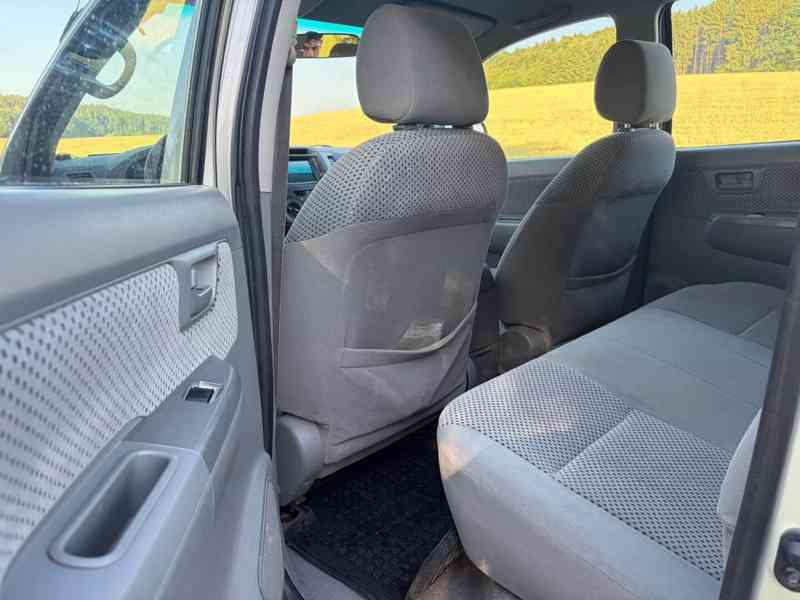 Toyota Hilux 3.0 D4D Sol 4x4 126kw - foto 14