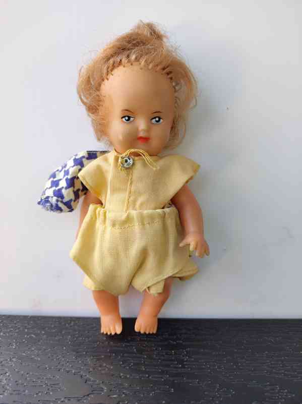 Retro dětská panenka. 