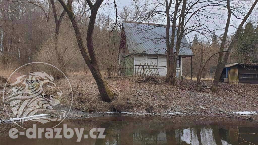 Rekreační chata se zahradou a pozemky v obci Bratřínov. - foto 4