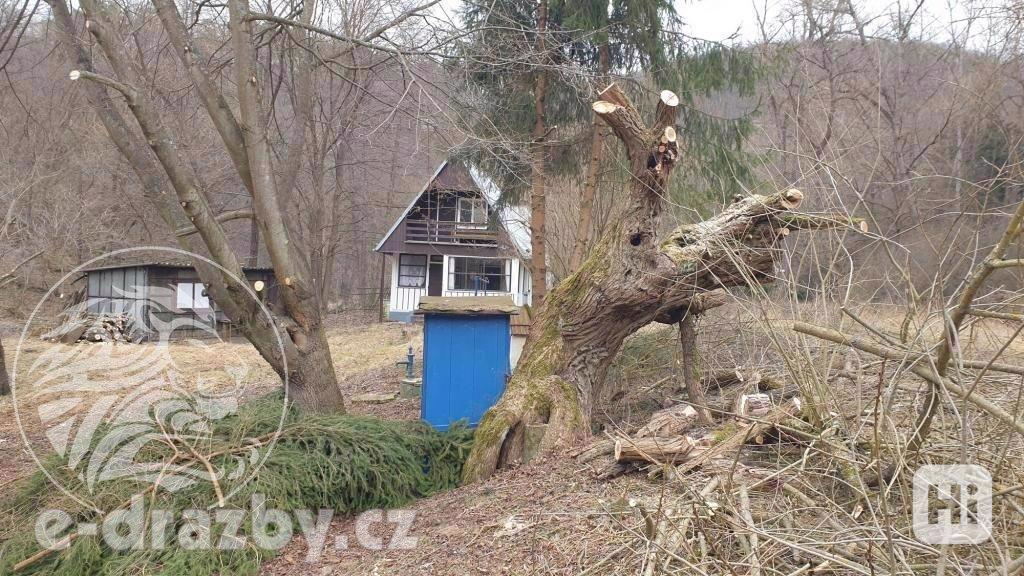 Rekreační chata se zahradou a pozemky v obci Bratřínov. - foto 3