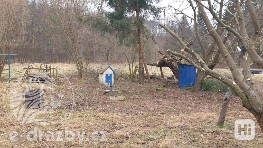Rekreační chata se zahradou a pozemky v obci Bratřínov. - foto 8