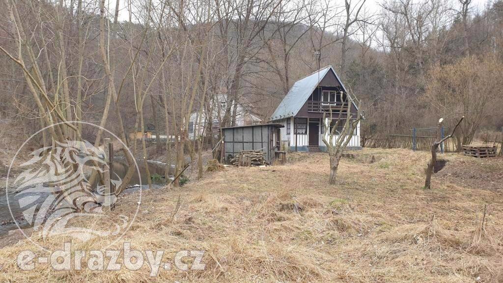 Rekreační chata se zahradou a pozemky v obci Bratřínov. - foto 1