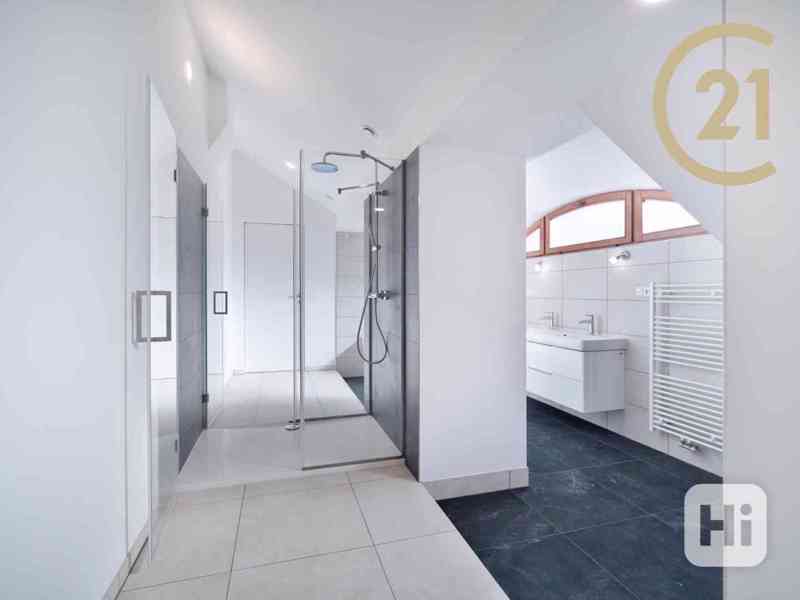 Luxusní mezonetový byt 5+kk, 171 m2, s terasou, střešní lávkou a vlastní garáží - Praha, Nové Město - foto 16