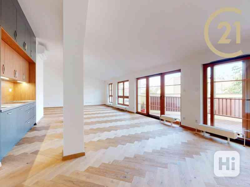 Luxusní mezonetový byt 5+kk, 171 m2, s terasou, střešní lávkou a vlastní garáží - Praha, Nové Město - foto 12