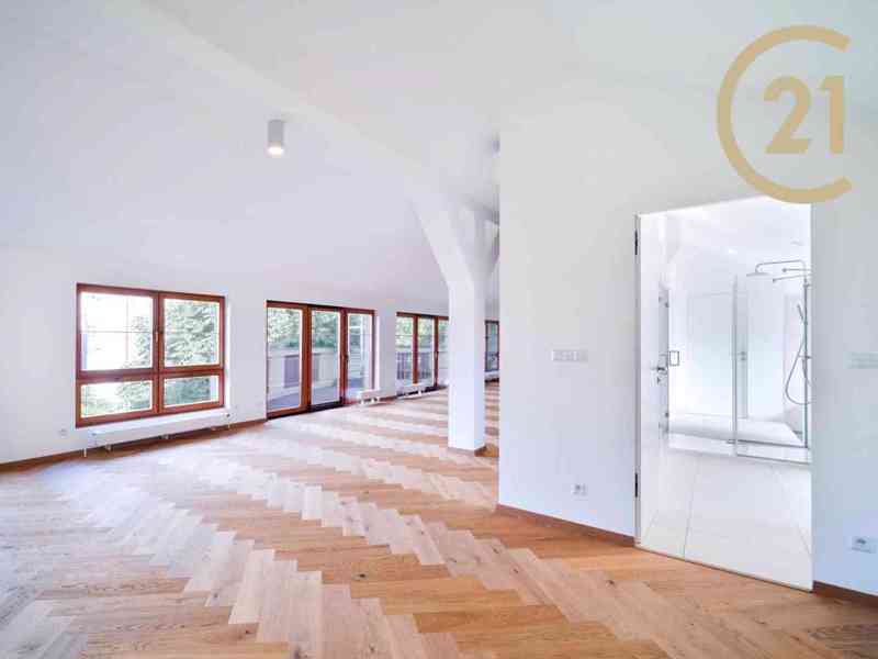 Luxusní mezonetový byt 5+kk, 171 m2, s terasou, střešní lávkou a vlastní garáží - Praha, Nové Město - foto 3
