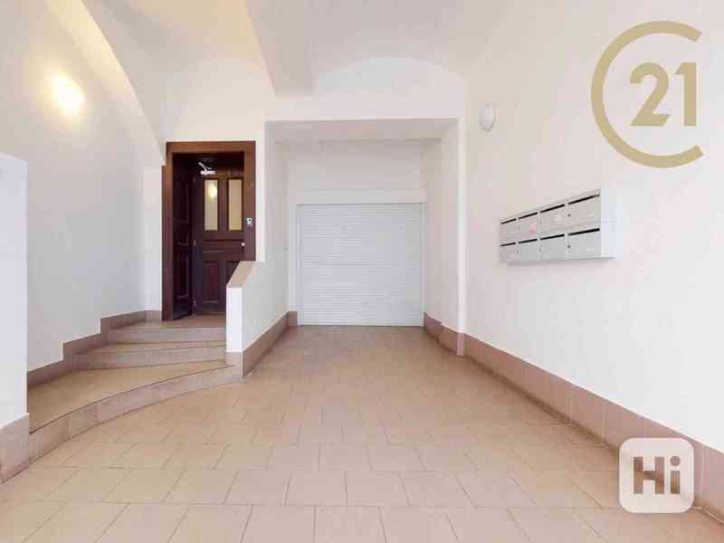 Luxusní mezonetový byt 5+kk, 171 m2, s terasou, střešní lávkou a vlastní garáží - Praha, Nové Město - foto 28