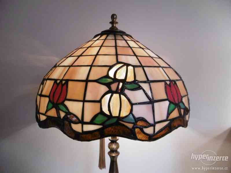 velká mosazná lampa, lampička, širm Tiffany - foto 1