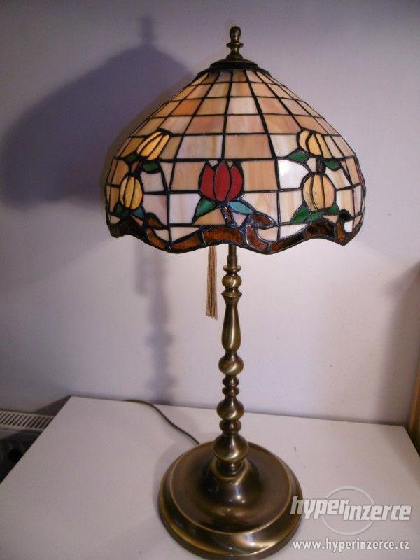 velká mosazná lampa, lampička, širm Tiffany - foto 2