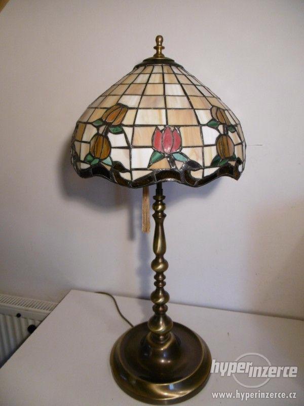 velká mosazná lampa, lampička, širm Tiffany - foto 3