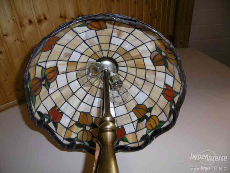 velká mosazná lampa, lampička, širm Tiffany - foto 4