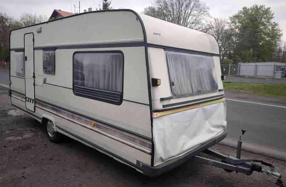 Pěkný a čistý Burstner 500 na pevné stání. Odvoz možný.