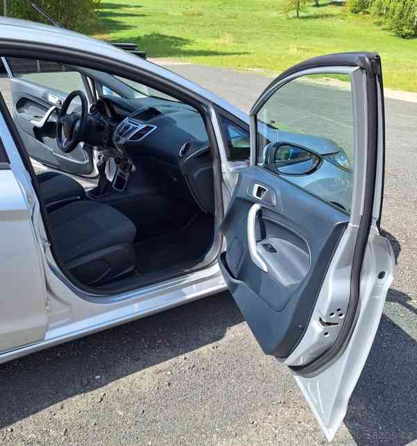 Ford Fiesta 1,2 1242 cm, 60 kw, 2012 benzín - foto 21