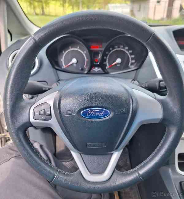 Ford Fiesta 1,2 1242 cm, 60 kw, 2012 benzín - foto 19
