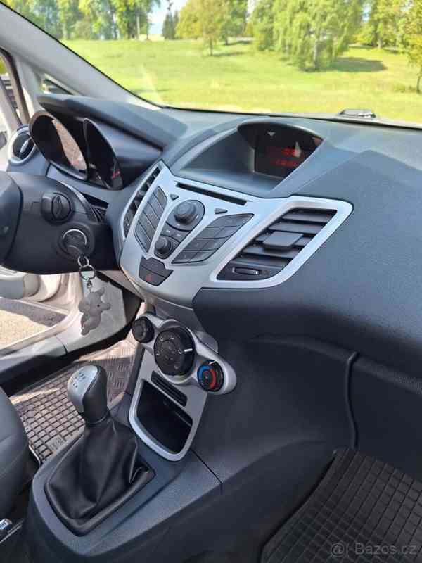 Ford Fiesta 1,2 1242 cm, 60 kw, 2012 benzín - foto 13