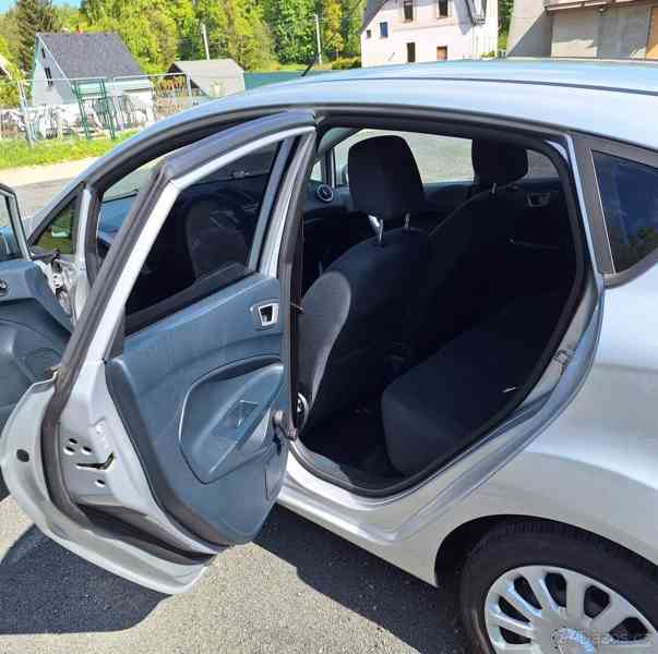 Ford Fiesta 1,2 1242 cm, 60 kw, 2012 benzín - foto 22