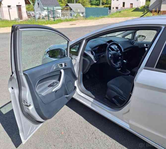 Ford Fiesta 1,2 1242 cm, 60 kw, 2012 benzín - foto 20