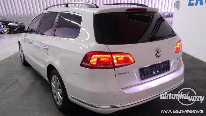 Volkswagen Passat 2.0, nafta, r.v. 2013, navigace - foto 4