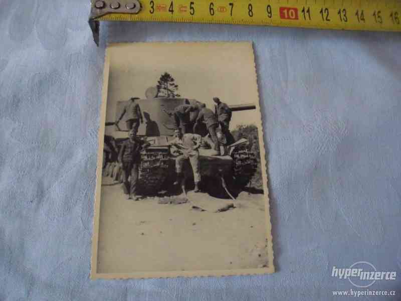Němečtí vojáci na tanku - foto - foto 1