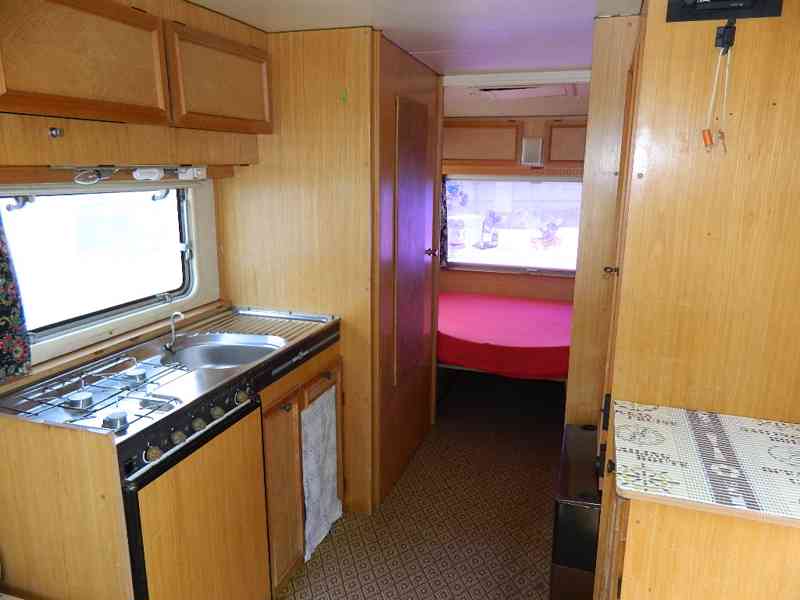 Dvouosý karavan Tabbert s přídavnou střechou - foto 3