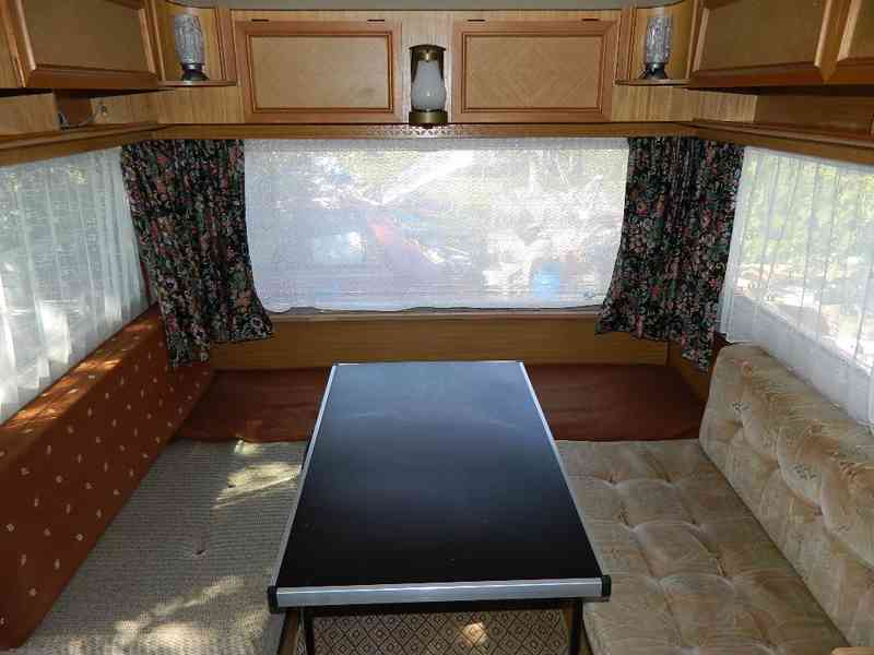 Dvouosý karavan Tabbert s přídavnou střechou - foto 9