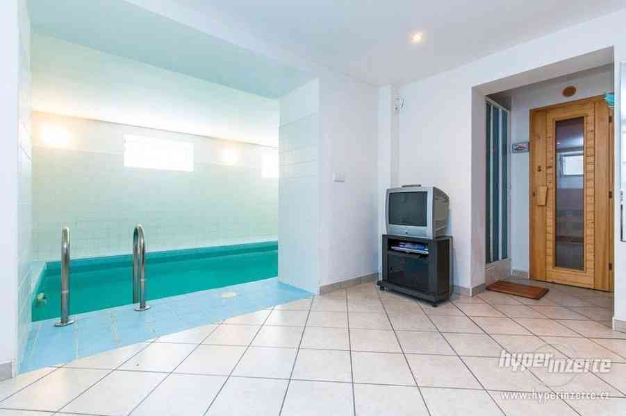 Prostorný rodinný dům 7+kk, 340 m2, bazén, sauna Praha 6 - Suchdol - foto 11