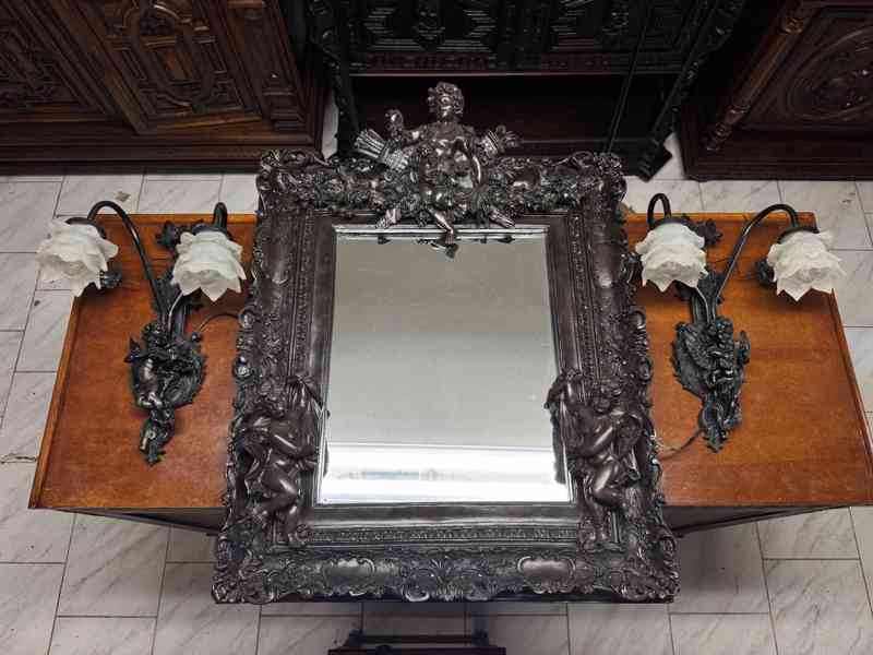 Starožitné zrcadlo s aplikami