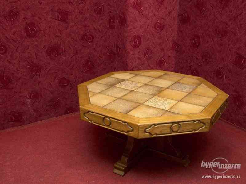 Rustikální stůl s obklady - foto 1