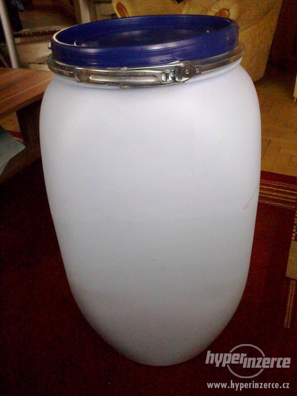 plastová nádrž na paletě v kleci ibc kontejner pitna voda - foto 5