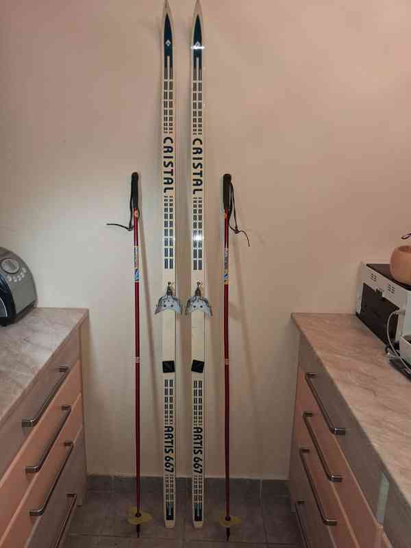 Starší běžecké lyže Crystal Artis 667 + hole, Československo