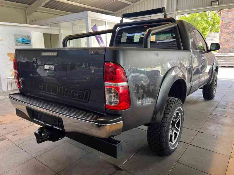 Toyota Hilux 2,5 D4D Extra Cab Life 4x4 106kw - foto 12