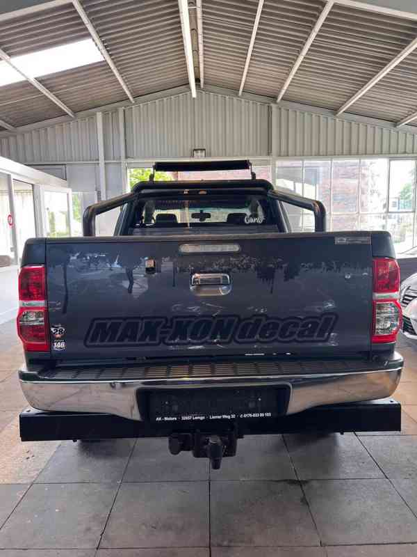 Toyota Hilux 2,5 D4D Extra Cab Life 4x4 106kw - foto 10