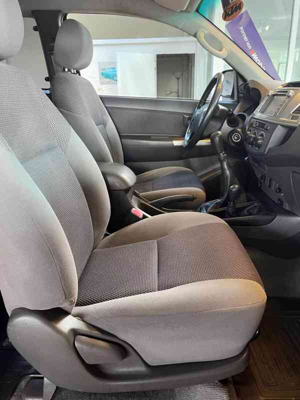 Toyota Hilux 2,5 D4D Extra Cab Life 4x4 106kw - foto 7