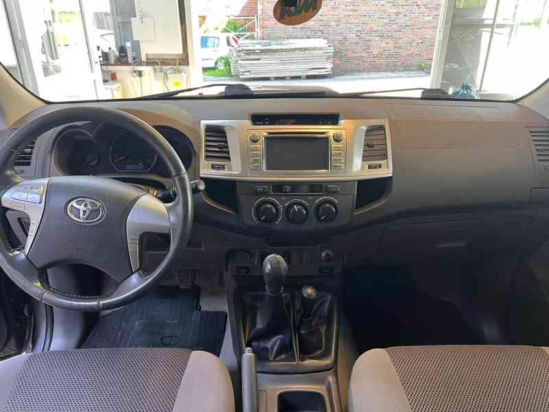 Toyota Hilux 2,5 D4D Extra Cab Life 4x4 106kw - foto 11