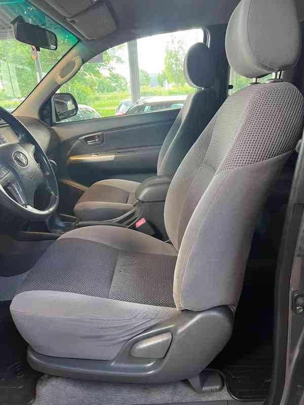 Toyota Hilux 2,5 D4D Extra Cab Life 4x4 106kw - foto 4