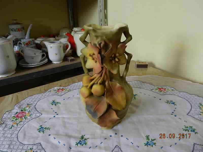 Krásná stará plastická Váza Royal Dux Austria