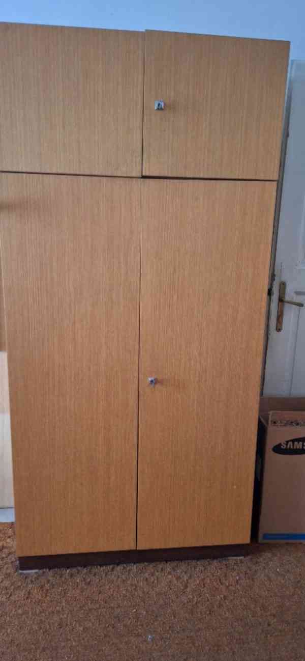 postel a skříně - foto 2