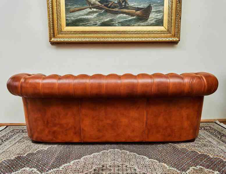 Klasická Chesterfield sofa velká - foto 7