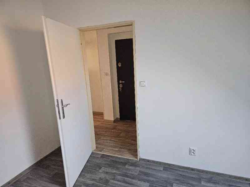 Lubenec - byt 2+kk s garáží - foto 8
