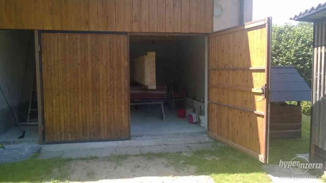 Vrata do stodoly nebo větší garáže. - foto 2