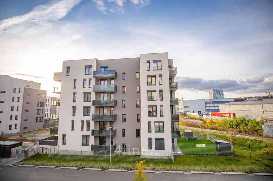 Prodej bytu 2+kk s balkonem, garážovým stáním a sklepem, 48 m2 - Praha - Hloubětín - foto 9