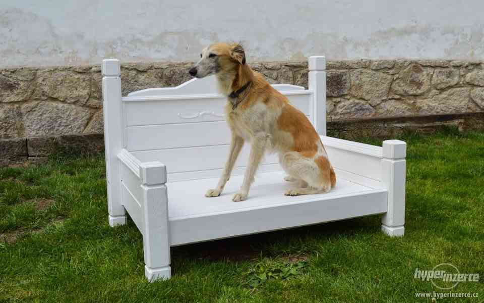Dřevěná postýlka pro psa v bílé barvě - foto 1