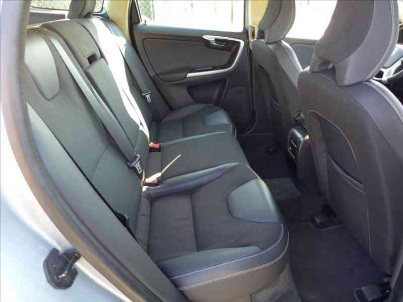 Volvo XC60 2,4 D 4x4, NAVI, 1.MAJITEL - foto 9