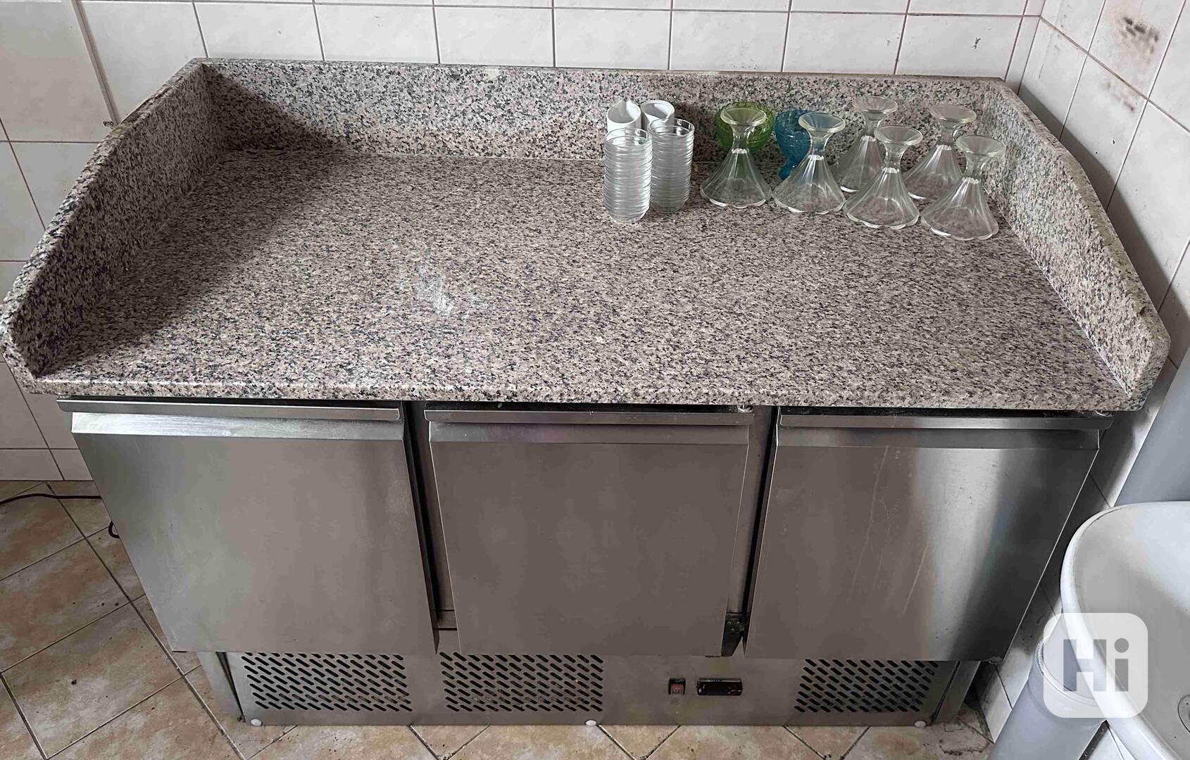 Chladící gastro stůl pro přípravu pizzy s žulovou deskou   - foto 1
