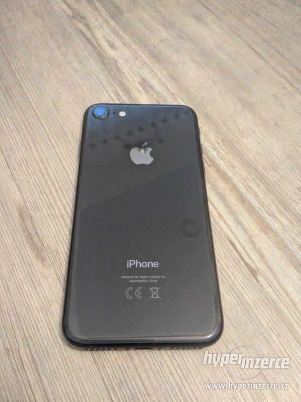 iPhone 8 s příslušenstvím - foto 4